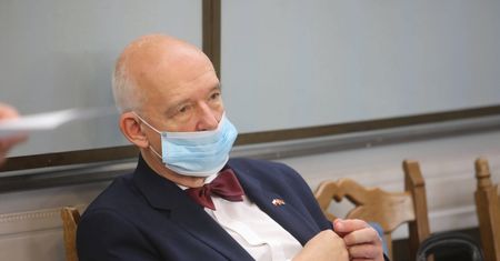 Janusz Korwin-Mikke ukarany przez sejmową komisję etyki. Upomnienie za "szatkowanie socjalistów"