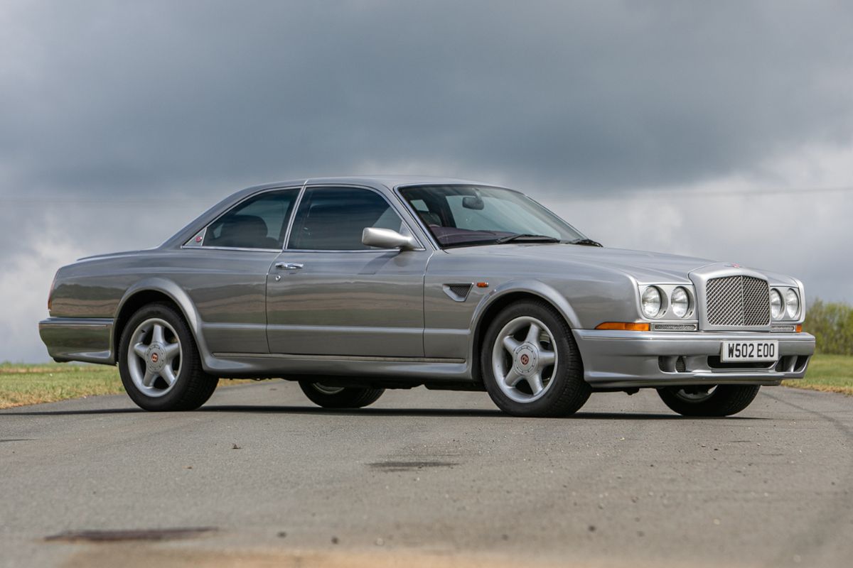 Bentley Continental R z pakietem "Widebody" od Mullinera, rok 2000. Średnio się prowadził, wygląd niebezpiecznie igrał z tuningową modą, ale z tradycyjnym V8 pod maską wszystko spinało się w ujmującą całość (fot. Bentley)