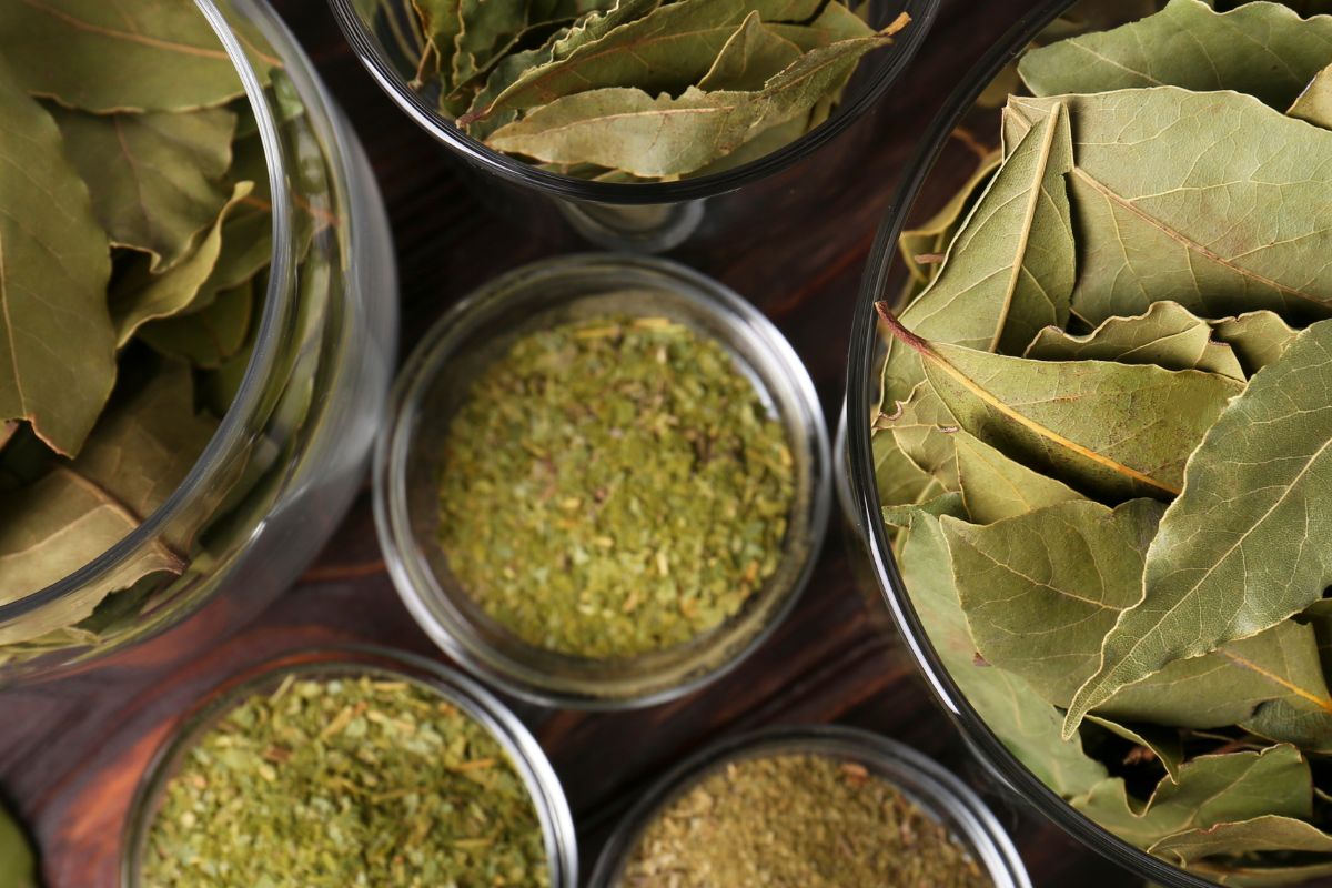 Wiele osób dodaje do rosołu i bigosu. Mało kto się zastanawia, jak naprawdę działają