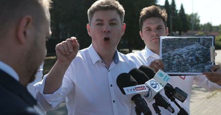 Przepychanki i krzyki na konferencji. Kuriozalna sytuacja w Wołominie
