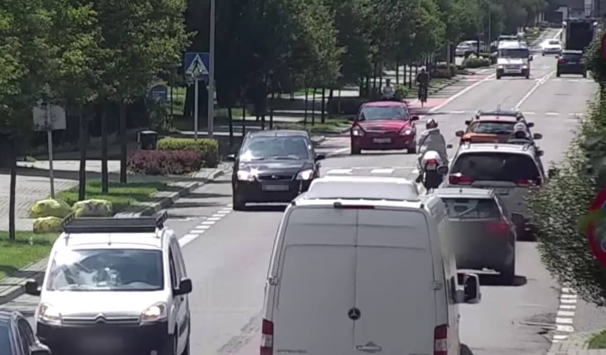 Motocyklista łamie przepisy