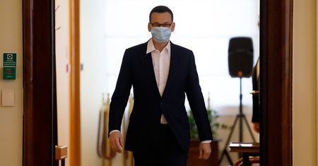 Koronawirus w Polsce i "luzowanie" restrykcji. "Nauczcie się żyć na nowo – to chce nam przekazać rząd" (OPINIA)