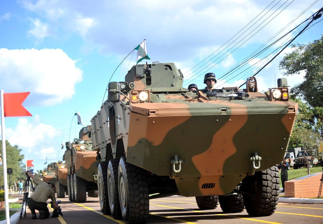 Kolumna brazylijskich transporterów opancerzonych Guarani 6x6