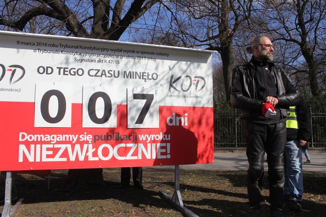 "Bonżur wolność!". W niedzielę kolejna manifestacja KOD