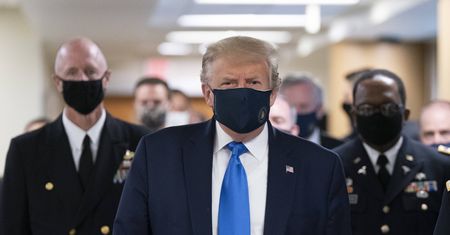 Koronawirus w USA. Trump pierwszy raz publicznie założył maseczkę
