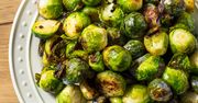 Większość wspomina ze wstrętem. Z tą sztuczką zamienisz brukselkę w kulinarne cudo