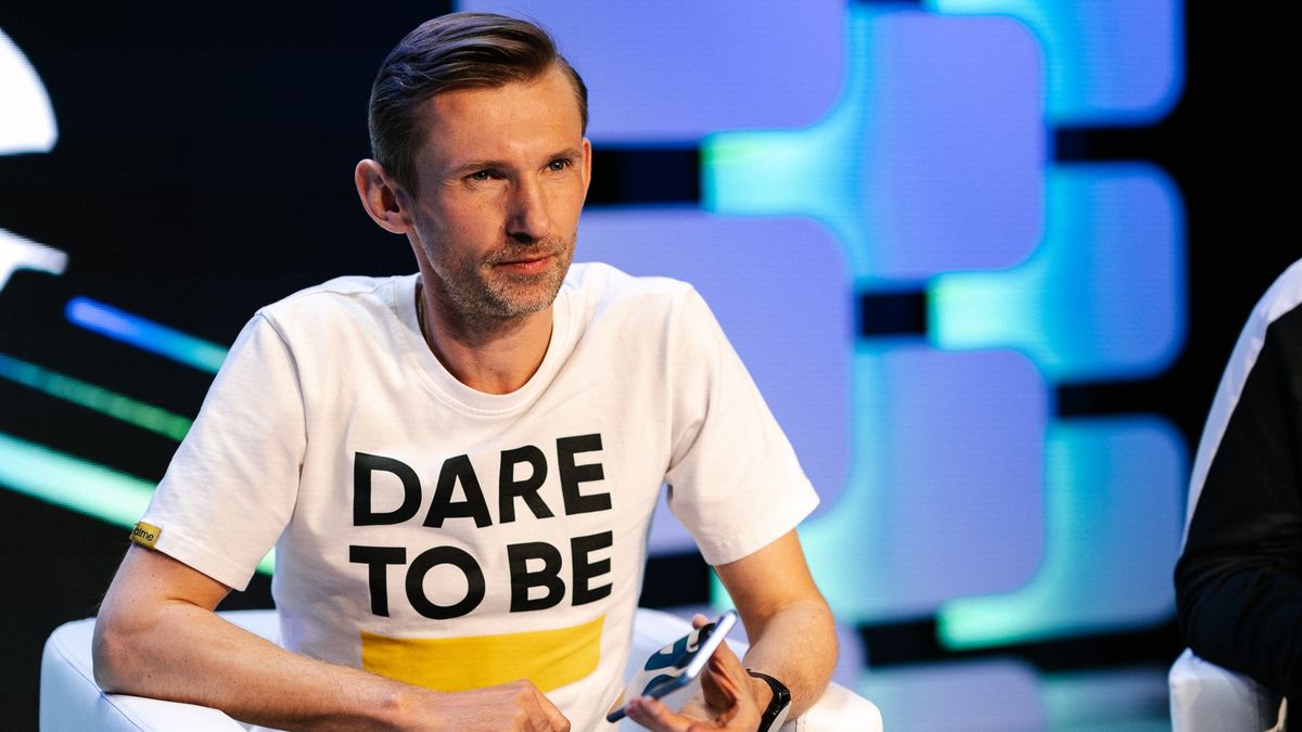 Łukasz Łyżwa, szef sprzedaży realme Polska podczas premiery realme 8 5G