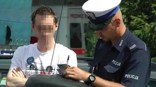 Radziejów: Szczyt głupoty, wyrzucił butelkę z auta podczas jazdy