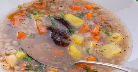 Prawie nikt tego nie robi, ale ja dodaję do krupniku. Nie trzeba żadnych kostek czy maggi