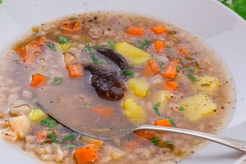 Prawie nikt tego nie robi, ale ja dodaję do krupniku. Nie trzeba żadnych kostek czy maggi