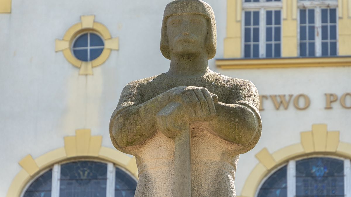 Pomnik Piasta Kołodzieja przed Starostwem w Złotowie