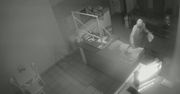 Włamał się do lokalu i zrobił sobie kebab. Zjadł go "pod okiem" kamery
