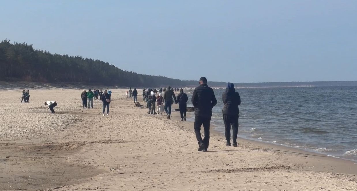 Parkingi pełne. Kolejki do restauracji. Nagranie znad morza
