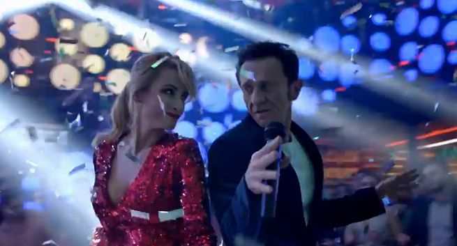 Joanna Brodzik i Paweł Wilczak jako dyskotekowi wodzireje reklamują wyprzedaż w SmartDomu (wideo)