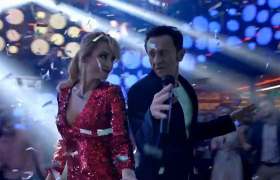 Joanna Brodzik i Paweł Wilczak jako dyskotekowi wodzireje reklamują wyprzedaż w SmartDomu (wideo)