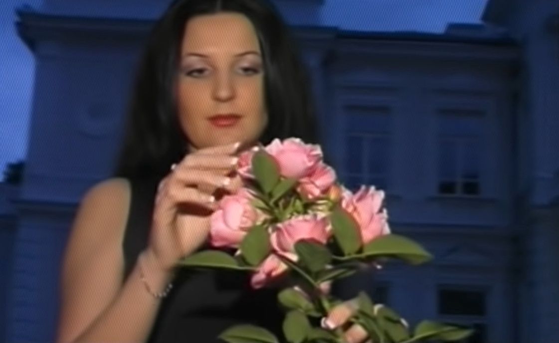 Młoda Danuta Martyniuk w teledysku do utworu "Gwiazda" zespołu Akcent