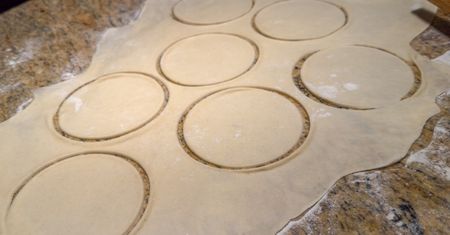 To najlepszy przepis na pierogi. Ciasto jest miękkie, delikatne, ale bardzo elastyczne i nie rozpada się