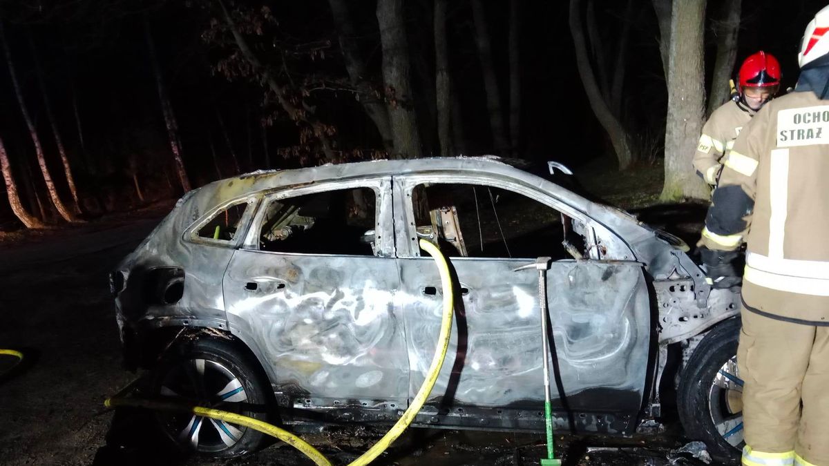 16 jednostek straży pożarnej gasiło przez 21 godzin pożar elektrycznego Mercedesa EQA 