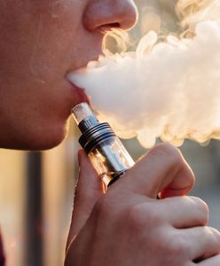 Rozładowanie stresu, nawiązywanie relacji i doznania smakowe - z tych powodów ponad połowa polskiej młodzieży sięga po e-papierosy