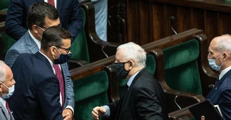 Budżet na 2022 r. uchwalony. PiS miał nóż na gardle