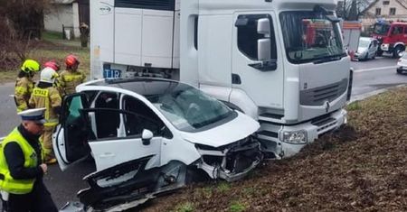 Ciężarówka zderzyła się z osobówką. Kierowca i pasażer Opla wymagał interwencji medycznej
