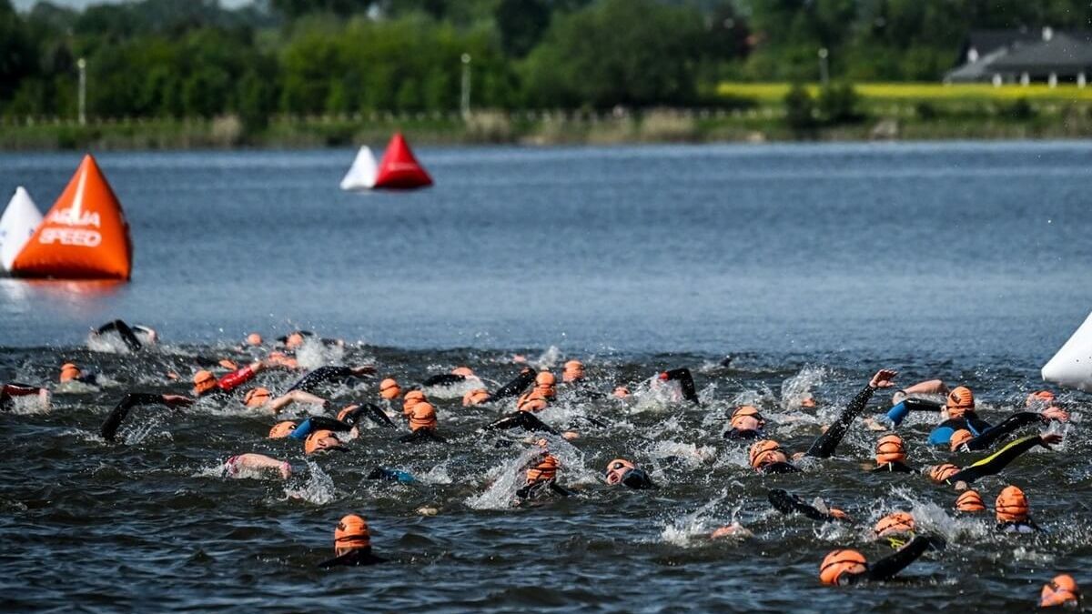 Triathloniści LOTTO Triathlon Energy Pływający w Zalewie Zemborzyckim