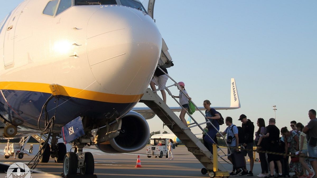Pasażerowie wchodzący do samolotu Ryanair na płycie lotniska w Świdniku