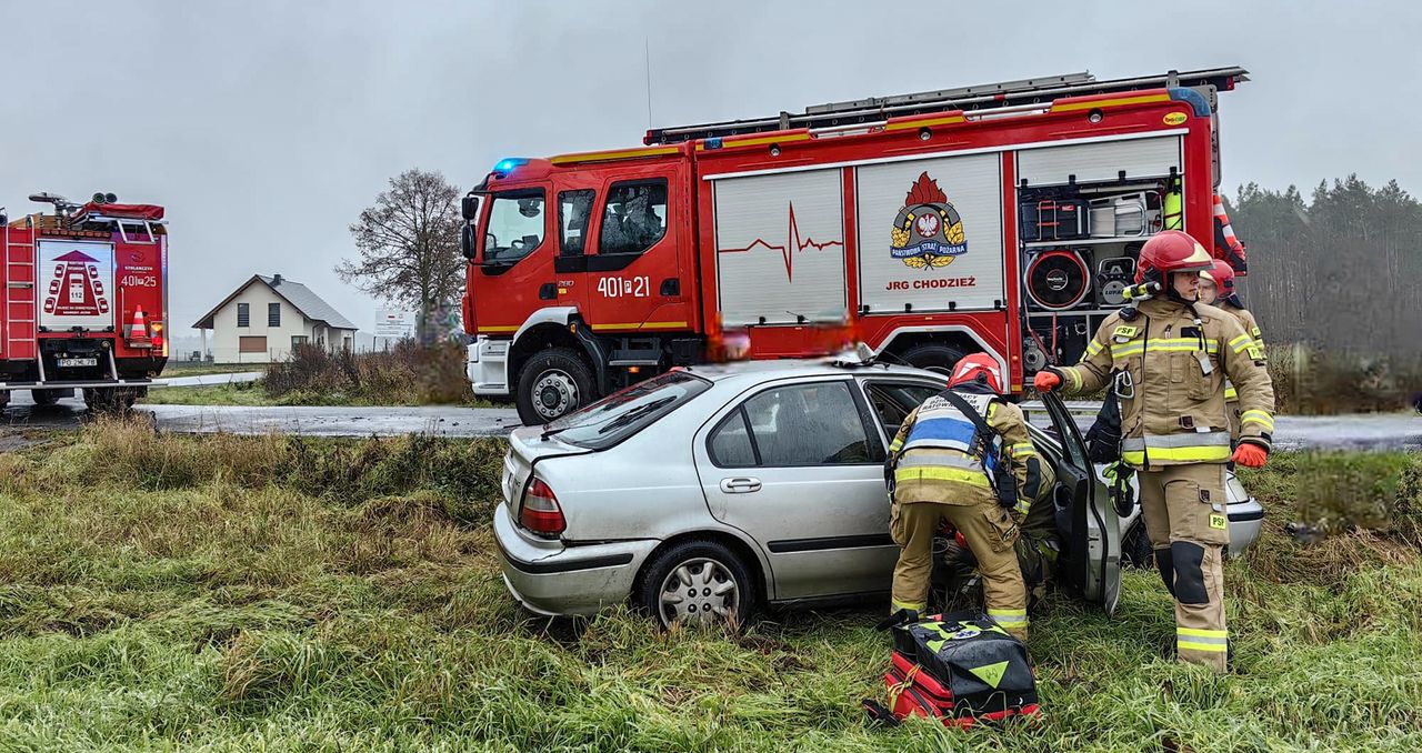 Groźny wypadek na drodze powiatowej! Trzy osoby poszkodowane