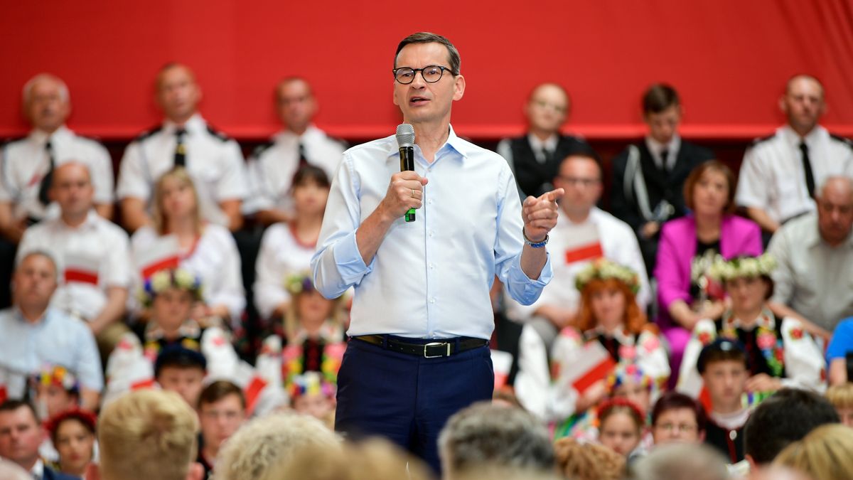 Łochów, 11.06.2023. Premier Mateusz Morawiecki (C) podczas spotkania z mieszkańcami miasta w hali sportowej w Łochowie (pow. węgrowski), 11 bm. Wydarzenie było częścią akcji #TrasaDotrzymanegoSłowa. (amb) PAP/Przemysław Piątkowski