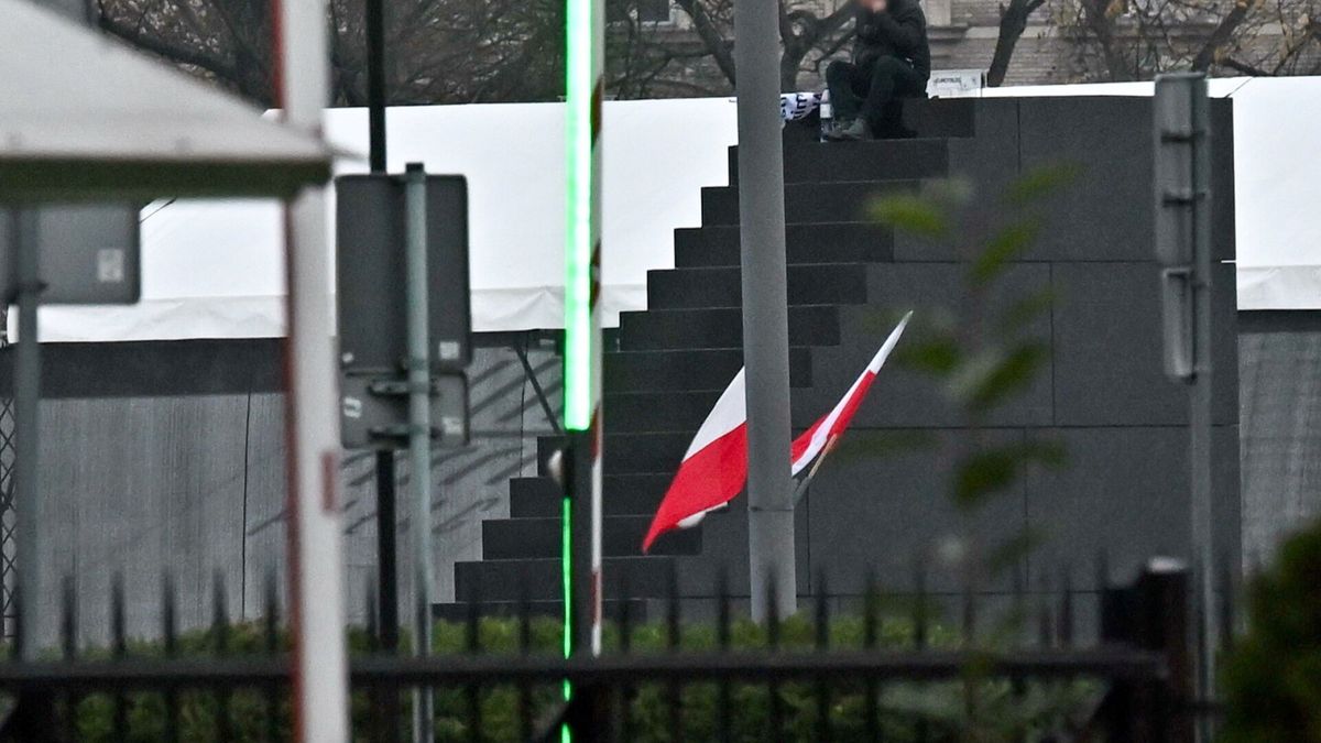 Mężczyzna wspiął się na pomnik ofiar katastrofy smoleńskiej