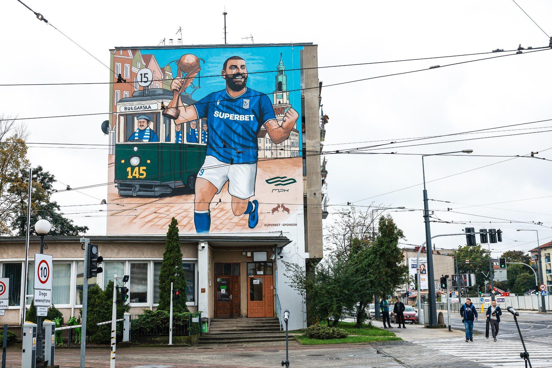 Odsłonięcie muralu na budynku MPK w Poznaniu z wizerunkiem Mikaela Ishaka, kapitana Lecha Poznań