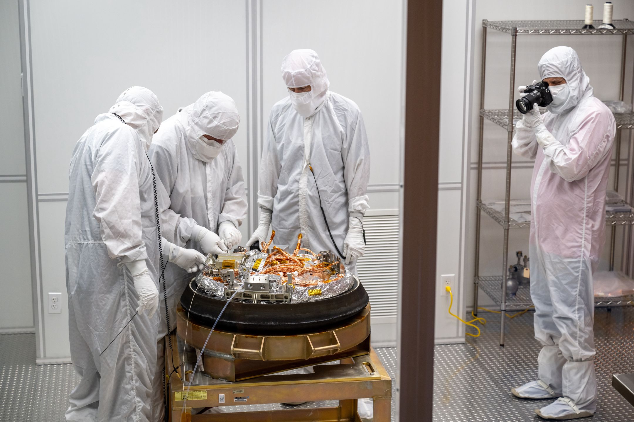 Otwarcie pokrywy powrotnej próbki asteroidy OSIRIS REx NASA
