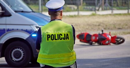 Tragedia z udziałem motocyklisty. Uderzył w przepust i przygniótł go pojazd