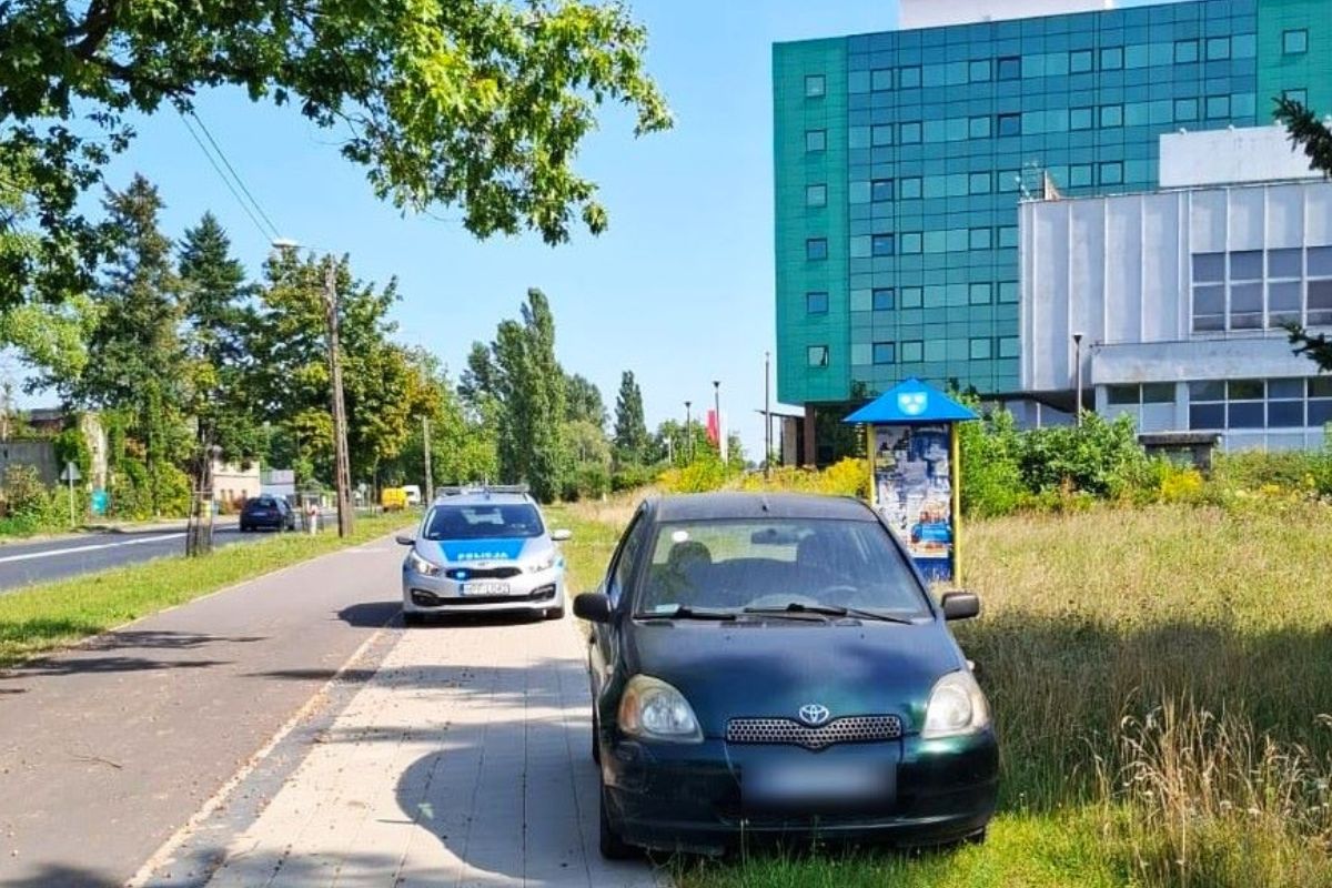 Kompletnie pijana przyjechała do sądu. Jechała chodnikiem i zaparkowała na trawniku