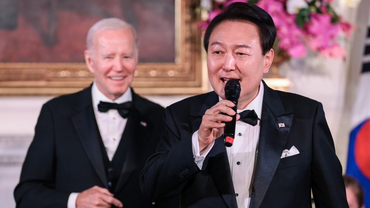 Prezydent Korei Południowej zaśpiewał przebój "American Pie"