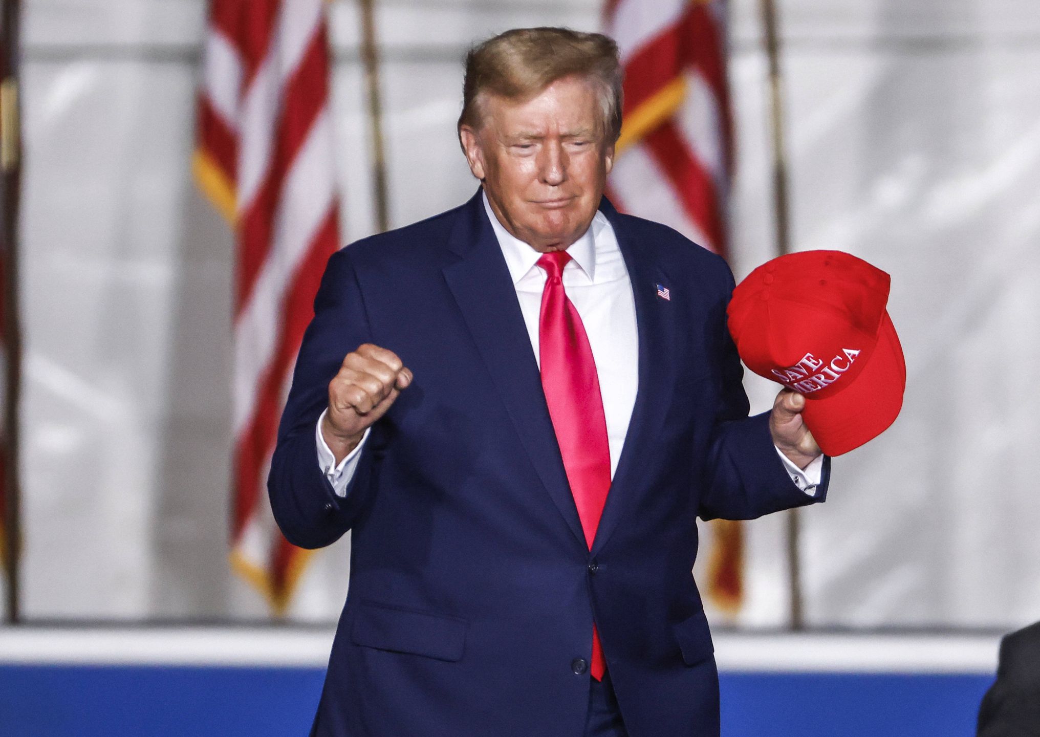 Donald J. Trump holds Save America rally in Wisconsin
epa10108200 Former US President Donald J. Trump arrives at a Save America Rally in Waukesha, Wisconsin, USA, 05 August 2022. Trump was campaigning for Wisconsin Republican gubernatorial Tim Michaels, US Senator Ron Johnson and US House candidate Derrick Van Orden. Voters go the polls to vote in the primary election on 09 August.  EPA/TANNEN MAURY 
Dostawca: PAP/EPA.
TANNEN MAURY