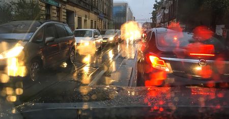 Efekt czarnej szyny – jakie zagrożenia czyhają na kierowców i pieszych jesienią?
