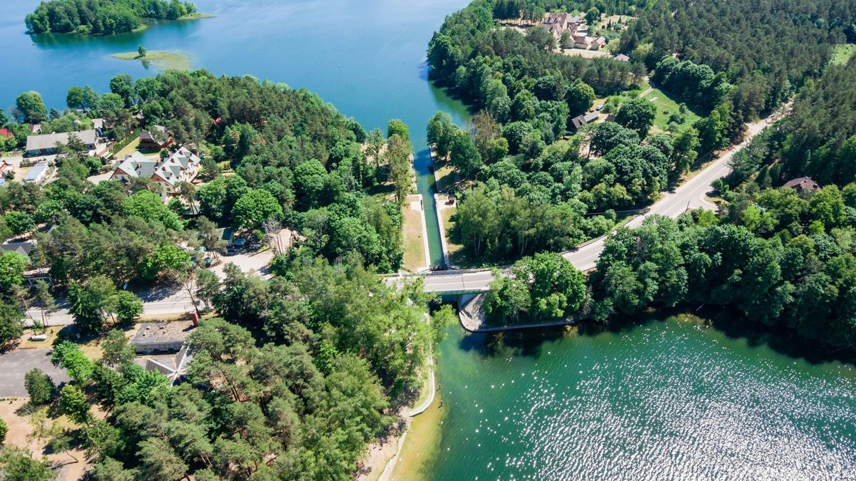 Reporter baza 2020-06-a
30.05.2018 Widok z lotu ptaka na sluze Przewiez, jezioro Biale Augustowskie oraz jezioro Studziennicze   fot. Lukasz Szczepanski/REPORTER
Lukasz Szczepanski/REPORTER