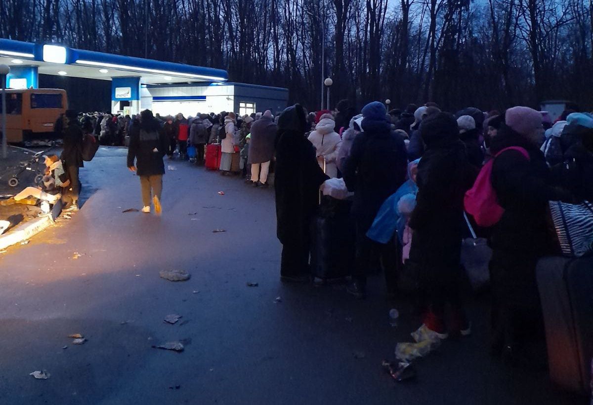 Dzieci wraz z opiekunami spędziły wiele godzin w kolejce na granicy