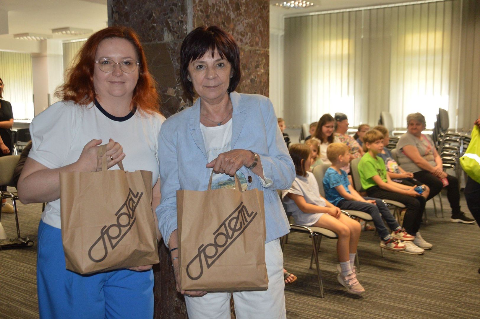 Z upominkami od PSS &#34;Społem&#34; przybyły Anna Sójka i Alina Zielińska