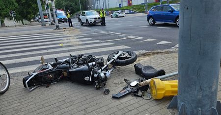 Podczas zmiany pasa ruchu na skrzyżowaniu nie zauważyła motocyklisty (zdjęcia)