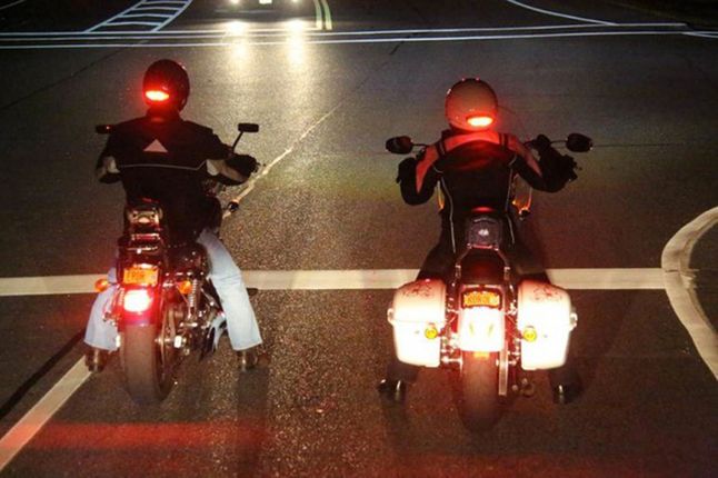 Pomysł zastosowania akcesoryjnego światła STOP zamieszczonego w... kasku motocyklisty. Rozwiązanie być może legalne w USA, ale raczej nie w Europie. Mamy tu zresztą podobne obostrzenie jak w przypadku omawianego w tekście montażu dodatkowego światła hamowania typu S1/S2.
