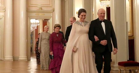 Ciężarna Kate Middleton w sukni z peleryną na kolacji u króla Norwegii. "Jak grecka bogini!" (ZDJĘCIA)
