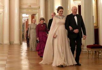 Ciężarna Kate Middleton w sukni z peleryną na kolacji u króla Norwegii. "Jak grecka bogini!" (ZDJĘCIA)