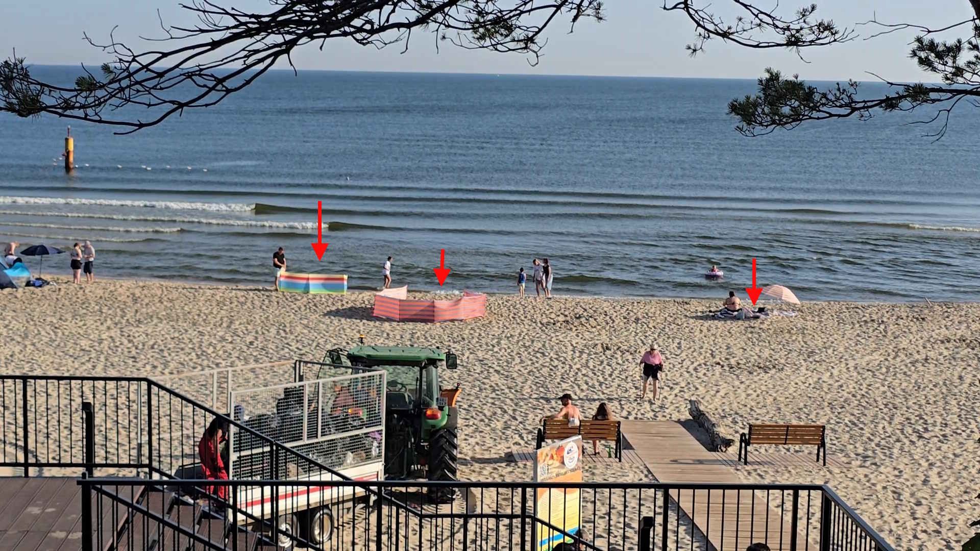 Plaża w Stegnie tuż po godz. 6. Jeszcze trwało poranne sprzątanie