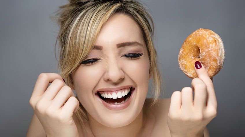 Kobieta z donutem w dłoni