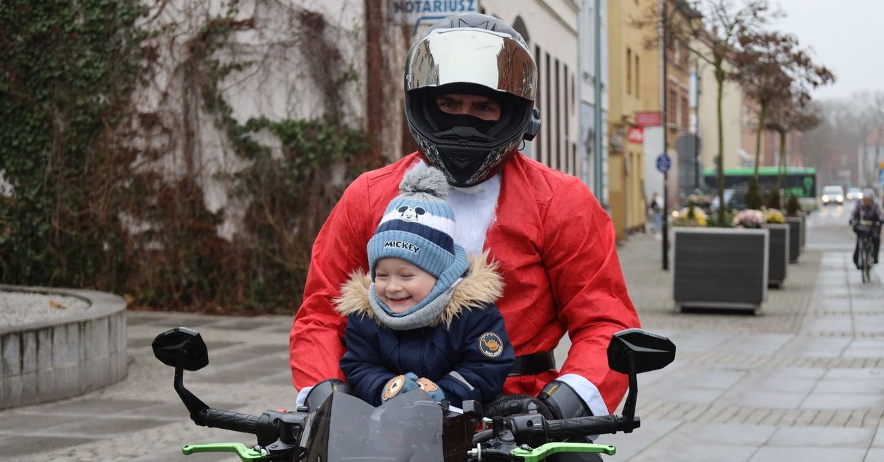 Szczecinek: MotoMikołaje spotkali się z mieszkańcami. Było głośno i wesoło