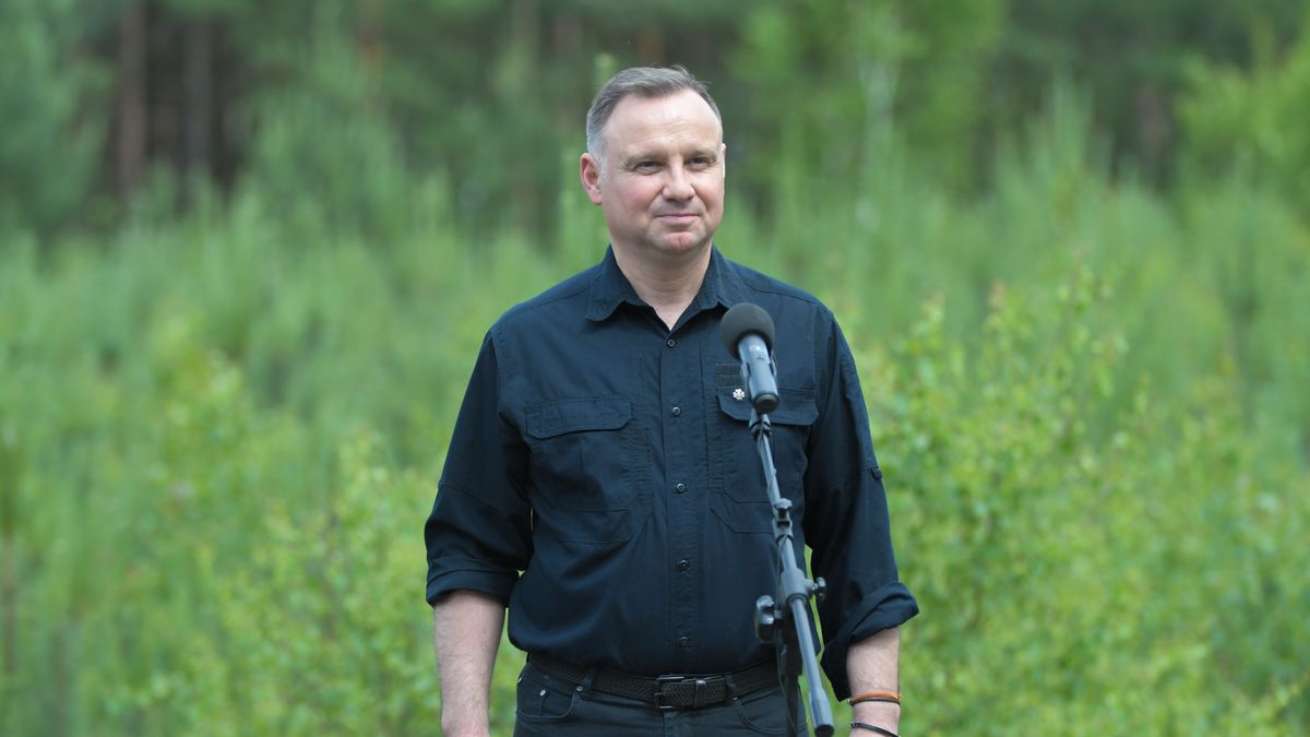 Skierniewice (woj. łódzkie), 15.06.2022. Prezydent RP Andrzej Duda przemawia podczas akcji "sprzątaMY", 15 bm. na terenie Nadleśnictwa Skierniewice. (aldg) PAP/Grzegorz Michałowski