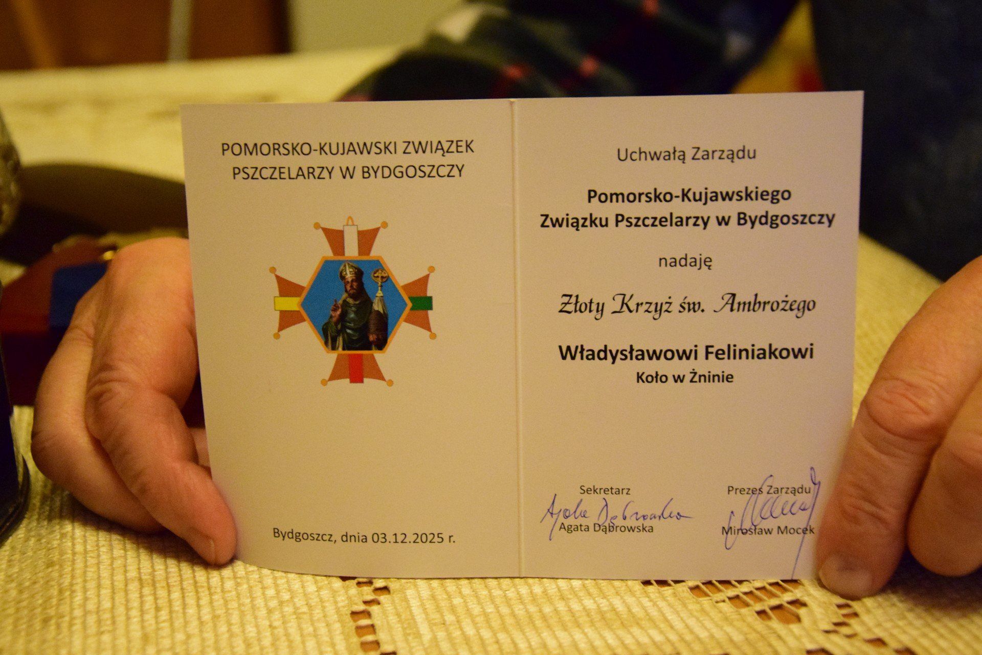 Pszczelarz Władysław Feliniak prezentuje Złoty Krzyż św. Ambrożego