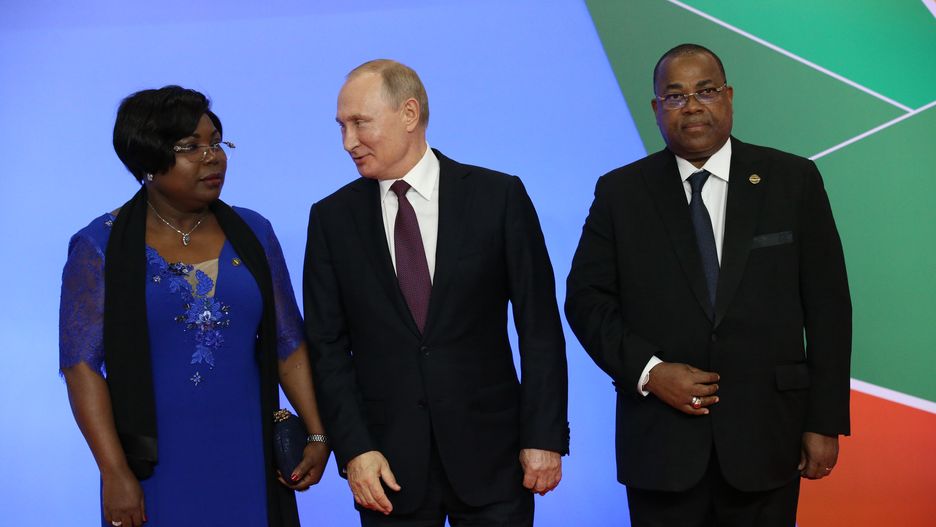 Prezydent Rosji Władimir Putin gościł na zorganizowanym kilka lat temu w Soczi zlocie przywódców państw afrykańskich premiera Gabonu Guliena Nkoghe Belale i jego małżonkę  (Photo by Mikhail Svetlov/Getty Images)